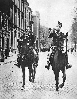 Lanciers parcourant les rues de la ville en sonnant de la trompette