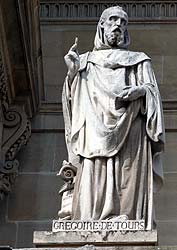 .Gr&eacute;goire de Tours - Ev&ecirc;que de Tours et Historien - Sculpture de la cour Napol&eacute;on du Louvre - &copy; Norbert Pousseur
