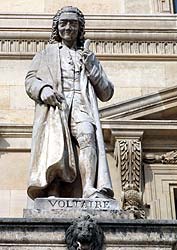 Fran&ccedil;ois Marie Arouet, dit Voltaire - Ecrivain - 1694 / 1778 - Sculpture de la cour Napol&eacute;on du Louvre - &copy; Norbert Pousseur
