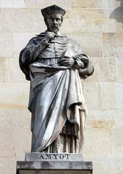 Jacques Amyot - Pr&eacute;lat et &eacute;crivain - 1513 / 1593 - Sculpture de la cour Napol&eacute;on du Louvre - &copy; Norbert Pousseur