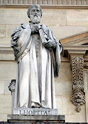 Michel de L'Hopital - Homme politique - 1504 / 1573 - Sculpture de la cour Napol&eacute;on du Louvre - &copy; Norbert Pousseur