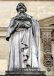 Armand Jean du Plessis, cardinal de Richelieu - Homme politique - 1585 / 1642 - Sculpture de la cour Napol&eacute;on du Louvre - &copy; Norbert Pousseur