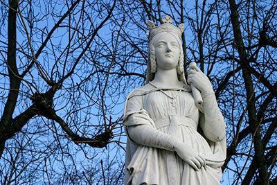 Sainte Bathilde, reine de France - Sculpture des reines du jardin du Luxembourg - © Norbert Pousseur