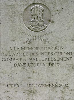 Stèle en français : A la mémoire de ceux de l'armée des Indes qio ont combattu valeureusement dans les Flandres (guerre 1914 - 1918) - © Norbert Pousseur