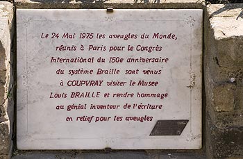 Plaque commémorative du congrès Louis Braille de 1975, à Coupvray - © Norbert Pousseur