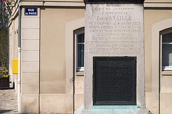 Arrière du monument à Coupvray - © Norbert Pousseur
