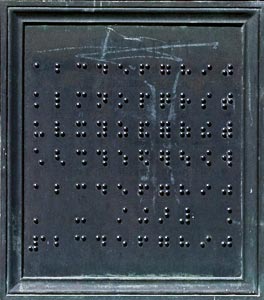 Détail du monument avec inscription en braille © Norbert Pousseur