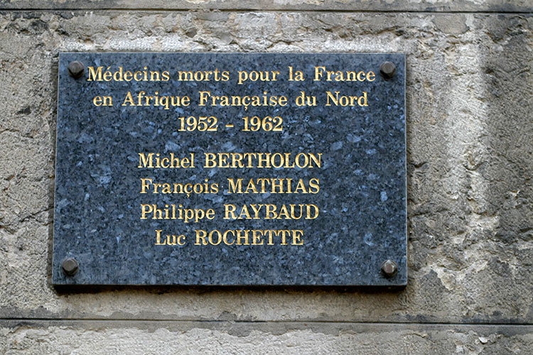 A Lyon, Michel Bertholon, François Mathias, Philippe Raybaud, Luc Rochette, médecins morts pour la france en Afrique du Nord - 1952 / 1962 - Plaque mémorative des morts d'Afrique du Nord des Hospices de Lyon - © Norbert Pousseur