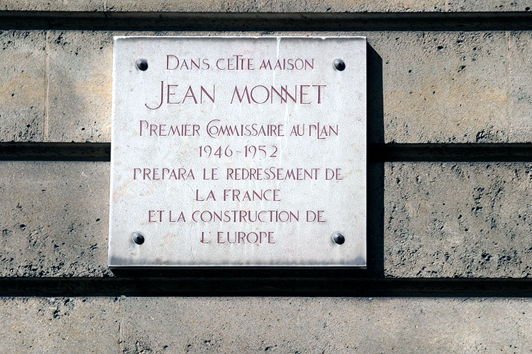 Jean Monnet, 1er président de la communauté européenne du charbon et de l'acier, 1888 - 1979, plaque de maison parisienne - © Norbert Pousseur