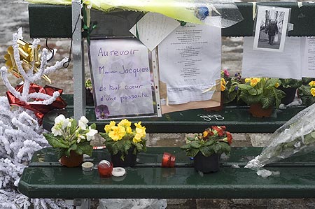 Banc célébrant la mort de Jacques Laurent - © Norbert Pousseur