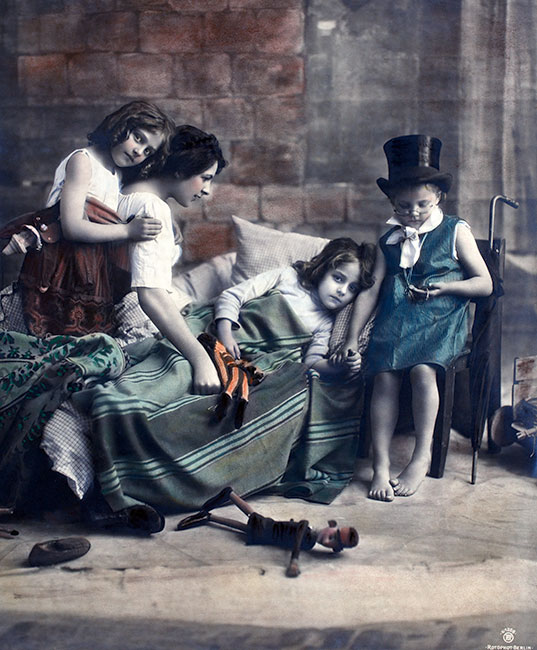 Enfants jouant au malade - Scène photographique - reproduite puis restaurée par © Norbert Pousseur Enfants jouant au malade - Scène photographique - reproduite puis restaurée par © Norbert Pousseur