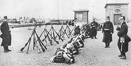 LES DOCKS DU GRAND PORT D'ANVERS GARDÉS MILITAIREMENT