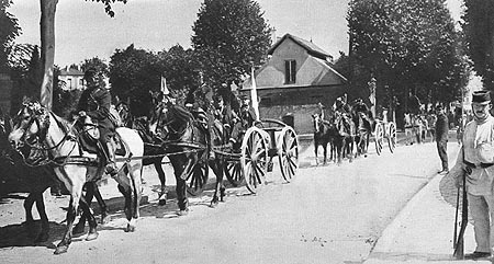 DÉFILÉ DE L'ARTILLERIE FLEURIE DANS LES RUES DE VINCENNES