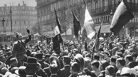 LES VOLONTAIRES BELGES CHANTENT LA MARSEILLAISE DEVANT LA GARE DU NORD