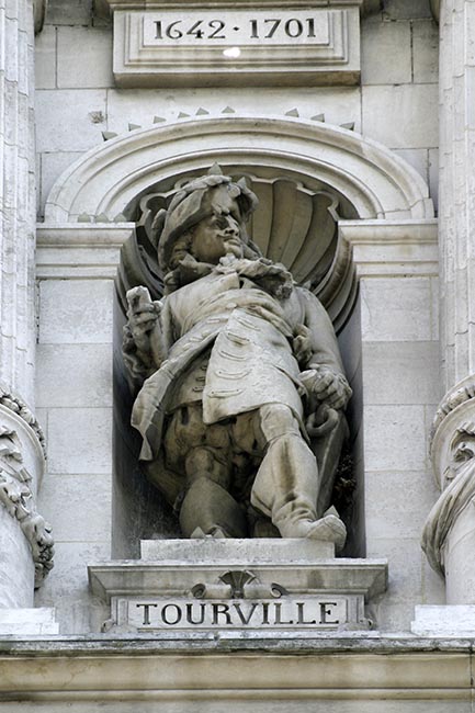 Statue de Anne Hilarion Tourville, comte de Constentin, marin - © Norbert Pousseur