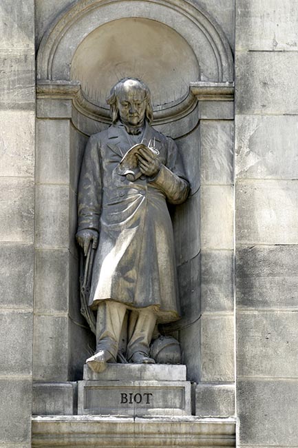 Statue de Jean Baptiste Biot, astronome, math&eacute;maticien,
      physicien et chimiste - &copy; Norbert Pousseur