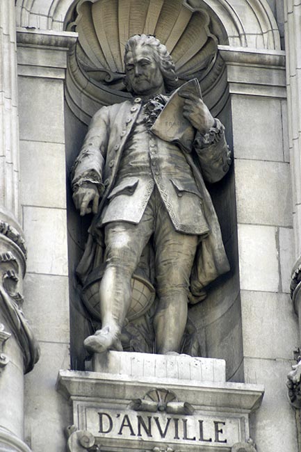 Statue de Jean Baptiste Bourguignon d'Anville, géographe - © Norbert Pousseur Statue de Jean Baptiste Bourguignon d'Anville, géographe - © Norbert Pousseur