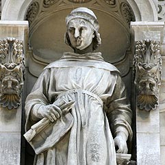 Statue de Pierre de Montreuil (ou Montereau), architecte - © Norbert Pousseur