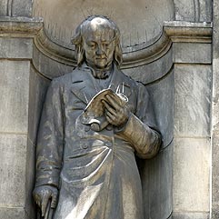 Statue de Jean Baptiste Biot, astronome, mathématicien,
      physicien et chimiste - © Norbert Pousseur