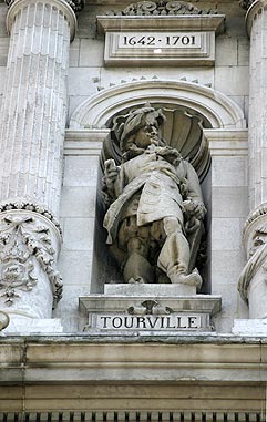 Statue de Anne Hilarion Tourville, comte de Constentin, marin - © Norbert Pousseur