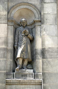 Statue de Jean Baptiste Biot, astronome, mathématicien,
      physicien et chimiste - © Norbert Pousseur