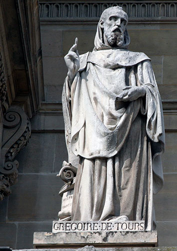.Grégoire de Tours - Evêque de Tours et Historien - Sculpture de la cour Napoléon du Louvre - © Norbert Pousseur