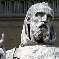 .Grégoire de Tours - Evêque de Tours et Historien - Sculpture de la cour Napoléon du Louvre - © Norbert Pousseur