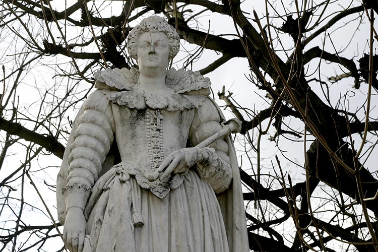 Marie de M&eacute;dicis, reine de France - Sculpture des reines du jardin du Luxembourg - &copy; Norbert Pousseur