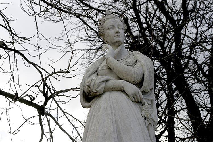 JMarguerite d'Angoul&egrave;me (ou de Navarre ou de Valois) - Sculpture des reines du jardin du Luxembourg - &copy; Norbert Pousseur