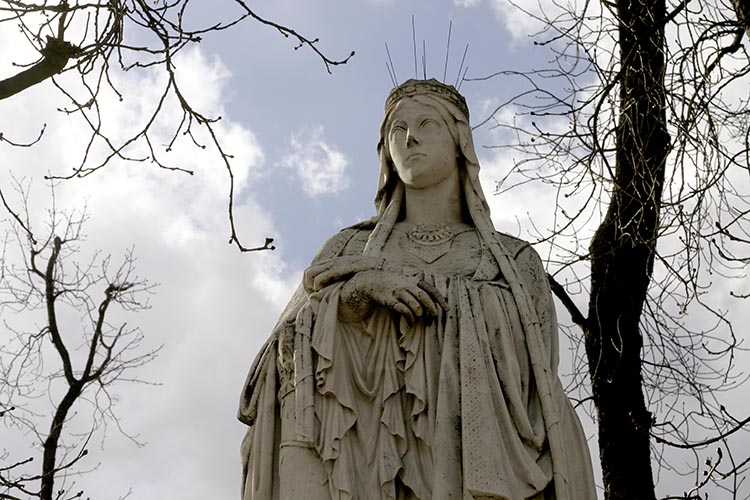 Sainte Clotilde, reine de France - Sculpture des reines du jardin du Luxembourg - © Norbert Pousseur Sainte Clotilde, reine de France - Sculpture des reines du jardin du Luxembourg - © Norbert Pousseur