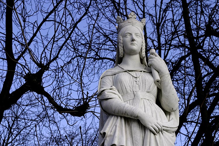 Sainte Bathilde, reine de France - Sculpture des reines du jardin du Luxembourg - © Norbert Pousseur Sainte Bathilde, reine de France - Sculpture des reines du jardin du Luxembourg - © Norbert Pousseur