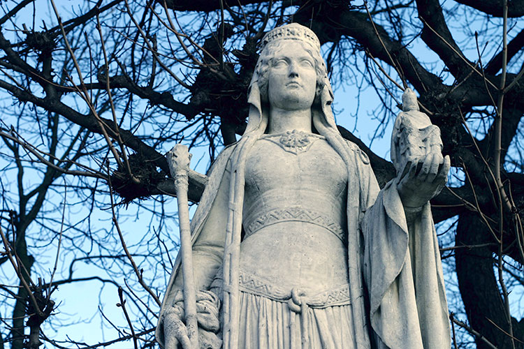Berthe ou Bertrade - dite "au grand pied", reine de France - Sculpture des reines du jardin du Luxembourg - © Norbert Pousseur Berthe ou Bertrade - dite "au grand pied", reine de France - Sculpture des reines du jardin du Luxembourg - © Norbert Pousseur