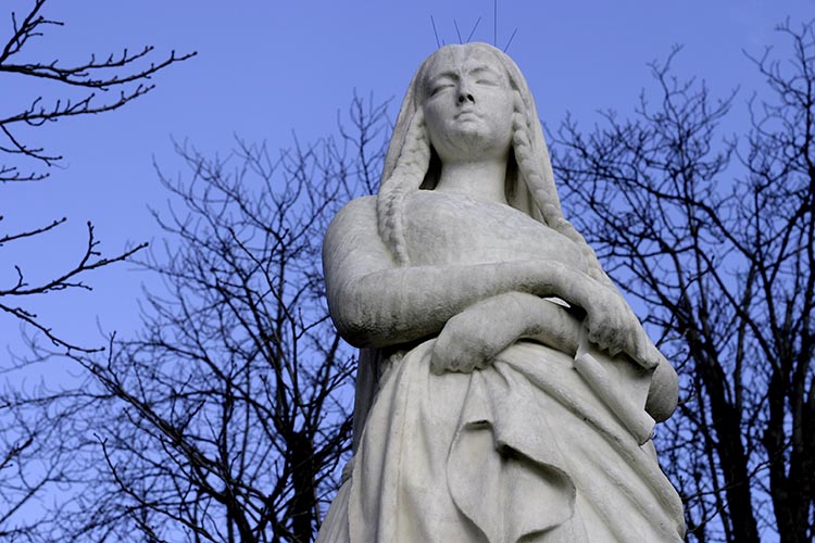 Sainte Geneviève, patronne de Paris - Sculpture des reines du jardin du Luxembourg - © Norbert Pousseur Sainte Geneviève, patronne de Paris - Sculpture des reines du jardin du Luxembourg - © Norbert Pousseur