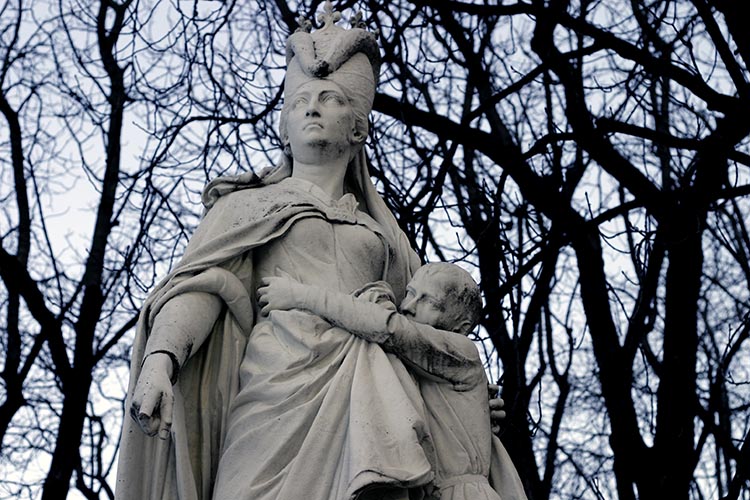 Marguerite d'Anjou, reine d'Angleterre - Sculpture des reines du jardin du Luxembourg - &copy; Norbert Pousseur
