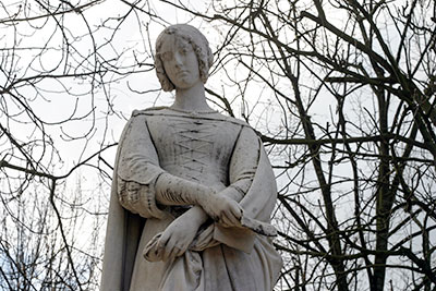 Laure de Noves, célébrée par Pétrarque dans le "Canzoniere" - Sculpture des reines du jardin du Luxembourg - © Norbert Pousseur