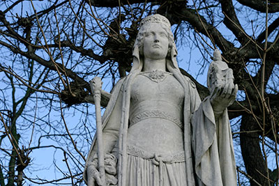 Berthe ou Bertrade - dite "au grand pied", reine de France - Sculpture des reines du jardin du Luxembourg - © Norbert Pousseur