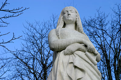 Sainte Geneviève, patronne de Paris - Sculpture des reines du jardin du Luxembourg - © Norbert Pousseur